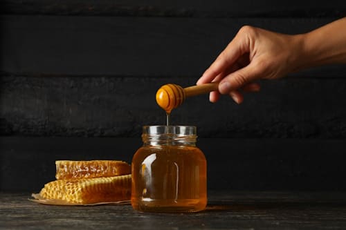 Does Honey Cause Acne? (Everything You Need to Know)
