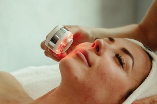 Red Light Therapy for Acne: Pros and Cons